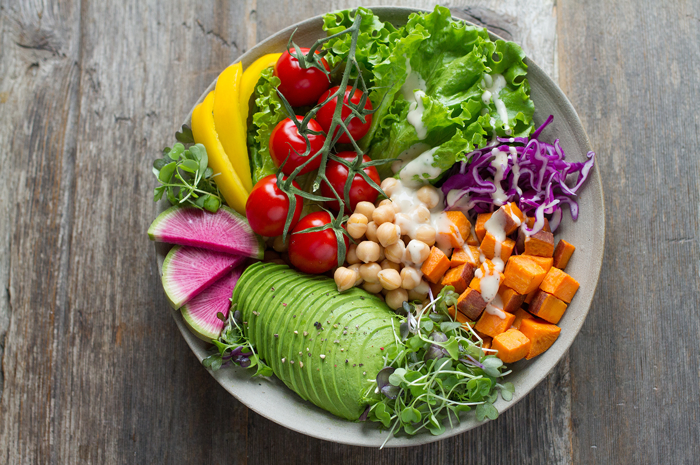 plant-based diet image of salad with chickpeas and avocado